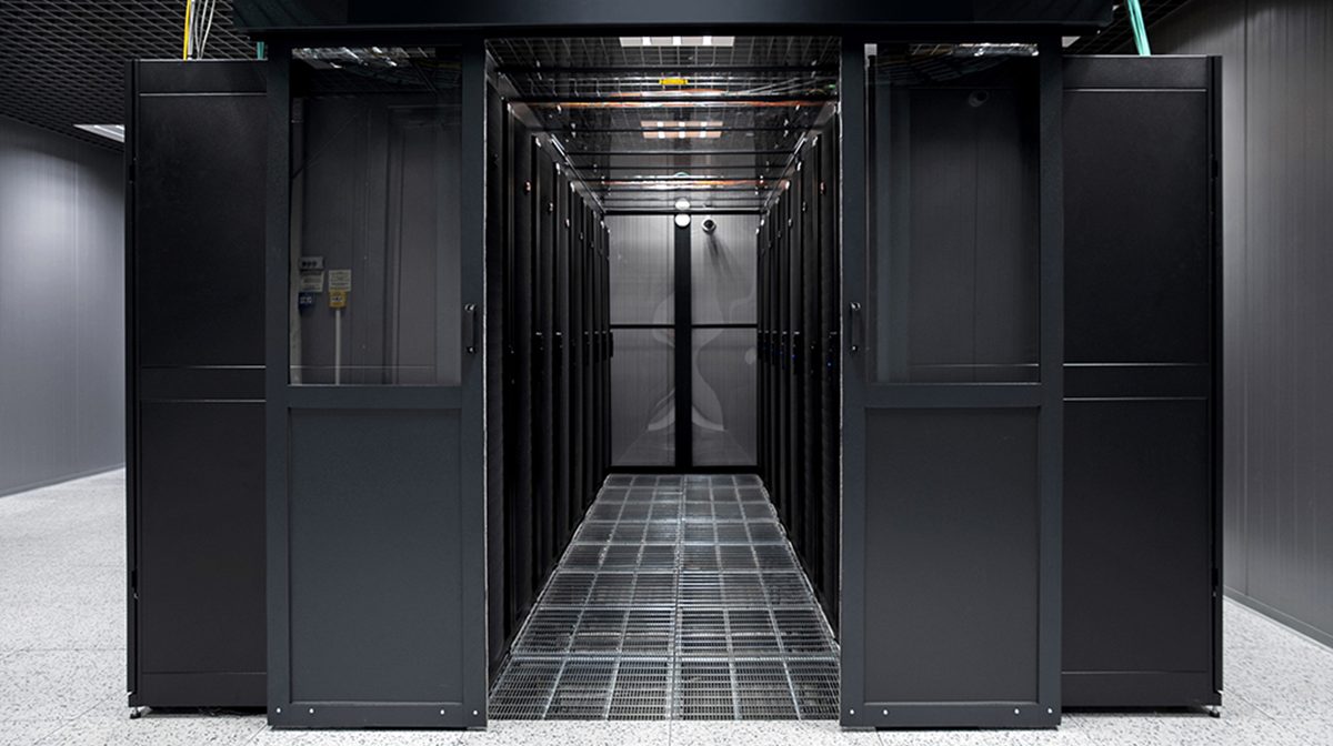 Kompletna kapsuła Data Center zawierająca szafy serwerowe 42u